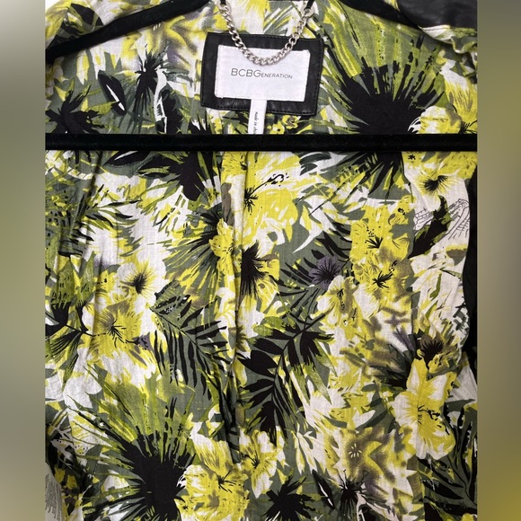 BCBG MotoVest, Faux Leather, Size Large, Black Zipper Pockets, Tropical Lining - Picture 4 of 6